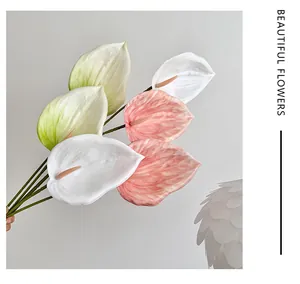 Fiori di anthurium artificiali stampati in 3D nei colori bianco, rosa e verde
