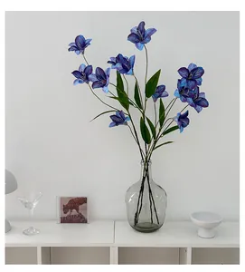 Dettaglio dei petali di giglio blu viola con texture realistica in un vaso di vetro