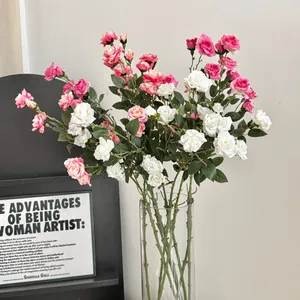 Elegante ramo de rosas artificiales multicabeza en jarrón para decoración de lujo