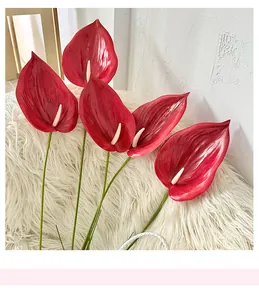 Dettaglio di 5 fiori di anthurium rossi stampati in 3D con steli verdi realistici