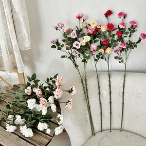 Ramos de rosas artificiales en varios colores para decoración elegante del hogar