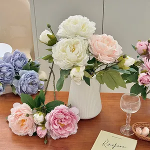 Bouquet de pivoines artificielles avec fleurs en soie multicolores dans un vase en céramique