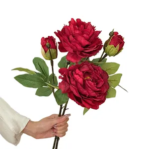 Bouquet de pivoines artificielles rouge foncé avec deux fleurs et boutons sur blanc