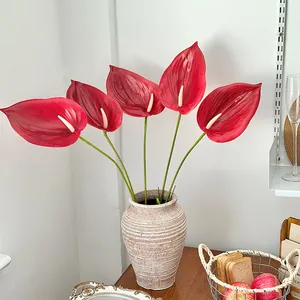 Fiori di anthurium rossi realistici stampati in 3D in un vaso di ceramica color crema