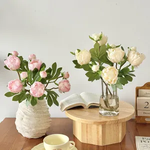Bouquet di peonie artificiali in vasi di ceramica e vetro per decorazione tavola