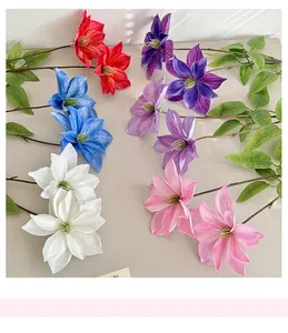Dettaglio di clematidi artificiali stampate in 3D in rosso, viola, blu e bianco