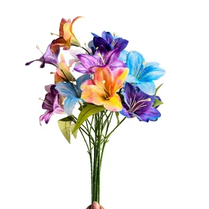 Mazzo di gigli artificiali con petali viola blu e arancioni per arredamento