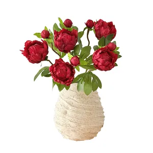 Composizione di peonie rosse artificiali in vaso di ceramica per arredo soggiorno