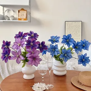 Fiori di clematide artificiali 3D in vasi di ceramica per decorazioni d'interni