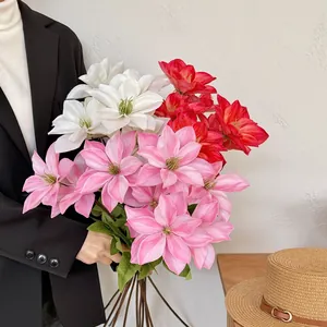Mazzo di clematidi artificiali in bianco e rosa per decorazioni di casa e nozze