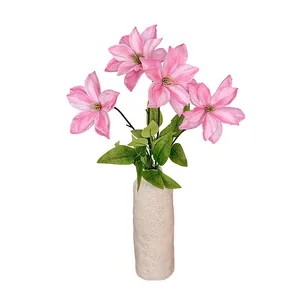 Fiori di clematide finta rosa 3D in un vaso di ceramica bianca testurizzata per casa