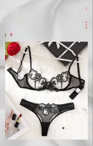 Ensemble lingerie en dentelle noire avec broderie florale et détails en maille fine
