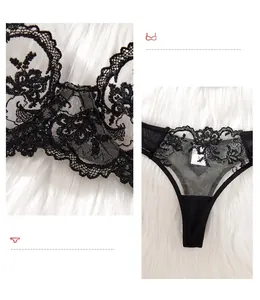 Détails de la broderie florale noire et du tissu en maille de l'ensemble de lingerie