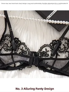 Détail de soutien-gorge en dentelle noire avec fermeture à deux crochets et bretelles réglables