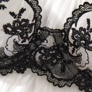 Ensemble soutien-gorge push-up en dentelle noire avec motif floral et bordure festonnée
