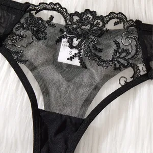 Vue détaillée de culotte en dentelle noire et tulle avec broderie florale sur fourrure