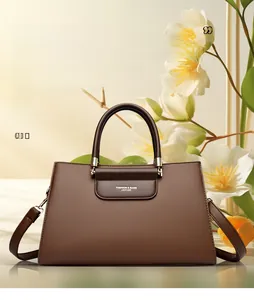 Gros plan du sac à main en cuir marron à motif litchi avec poignée élégante et bandoulière