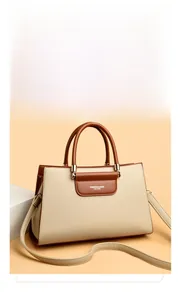 Gros plan sur l'élégant sac à main en cuir beige et marron avec texture grainée raffinée
