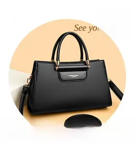 Détails de la main en cuir grainé noir avec boucles métalliques dorées élégantes