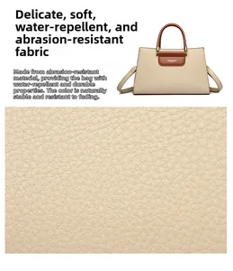 Gros plan sur le cuir grainé imperméable du sac à main beige et marron chic