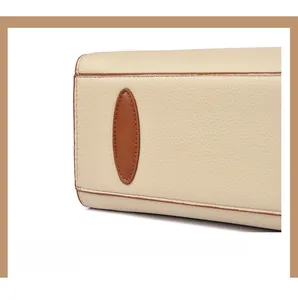 Vue détaillée du fond du sac en cuir avec des empiècements de protection en cuir brun