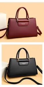 Détails de la texture du cuir grainé et des finitions dorées des sacs à main