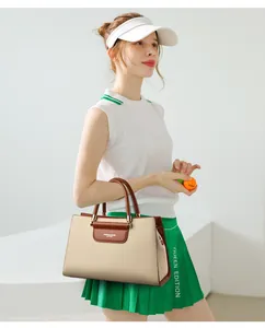 Détail du sac à main en cuir beige et marron de qualité avec grain de litchi texturé
