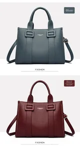 Detail van luxe leren handtassen in blauw en rood met een korrelige lychee-textuur