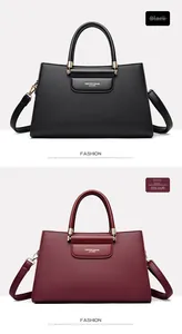Gros plan de sacs à main en cuir noir et rouge foncé avec garnitures dorées