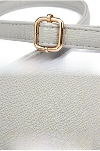 Detail van de verstelbare riem met gouden gesp en slijtvast leer met lychee-textuur