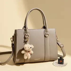 Sac à Main en Cuir de Vachette Mode pour Femmes Motif Litchi Tote Bag Avec Pendentif Ours Élégant Sac à Bandoulière de Banlieue