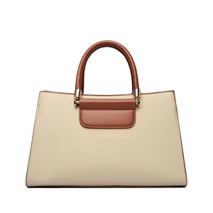Sac à main élégant en cuir beige avec poignées marron et finitions dorées pour bureau