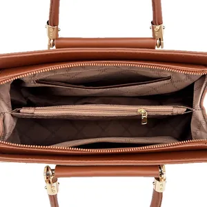 Sac à main en cuir marron avec intérieur à compartiments et finitions en métal doré