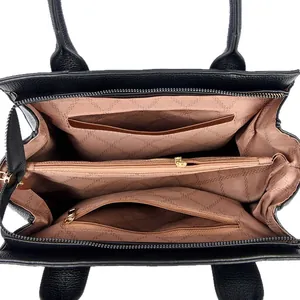 Intérieur de sac à main en cuir noir avec trois compartiments et fermetures dorées