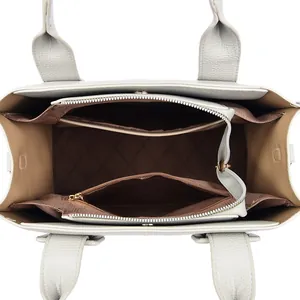 Minimalistische leren shopper met een ruim interieur en een bruine gewatteerde voering