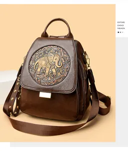 Detalle de mochila vintage de cuero marrón con relieve de elefante y remaches dorados de lujo