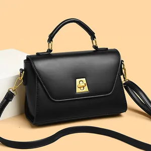 Sac bandoulière carré en cuir synthétique noir avec fermoir doré et poignée supérieure