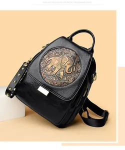 Primer plano detallado de mochila vintage de cuero sintético negro con relieve de elefante