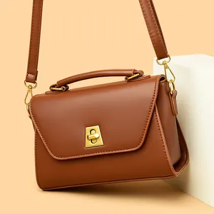 Sacoche marron chic style aile avec fermoir pivotant doré et bandoulière réglable