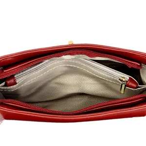 Sac à bandoulière carré rouge avec intérieur spacieux à trois compartiments et or