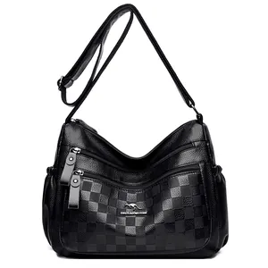 Borsa a tracolla classica in pelle nera con motivo a scacchi e tasche multiple con zip