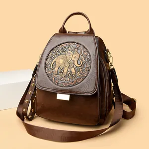 Mochila vintage de cuero marrón para mujer con relieve de elefante y tachuelas doradas