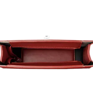 Bolso cuadrado de cuero rojo vista superior con compartimentos internos y cierre metálico