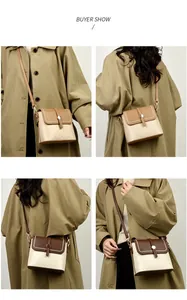 Gewatteerde bucket crossbodytas in bruin en wit gedragen op een kaki gekleurde trenchcoat