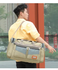 Detalle de bolsa de viaje multibolsillo en tela oxford caqui y azul para fitness