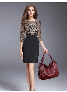 Détail d'une robe noire élégante avec broderie florale dorée vintage et manches trois-quarts