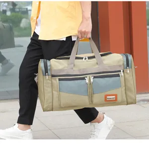 Detalle de bolsa de viaje Oxford caqui con bolsillos dobles y textura de lona resistente