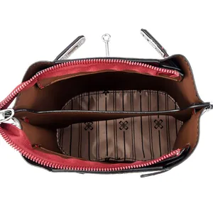 Interior del bolso tipo cubo en piel de serpiente de colores con doble compartimento y cremallera