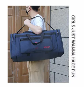 Détail du grand sac de sport bleu marine en tissu imperméable avec bandoulière réglable
