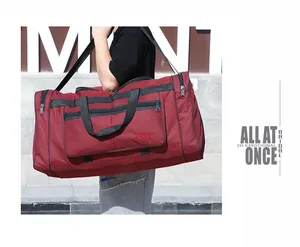 Vue latérale d'un grand sac de sport bordeaux avec des sangles noires sur l'épaule